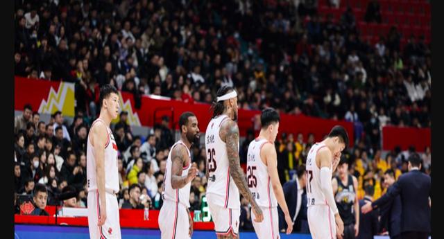 大场面上球员精准投篮,为球队赢得胜利 大场面上球员精准投篮,为球队赢得胜利