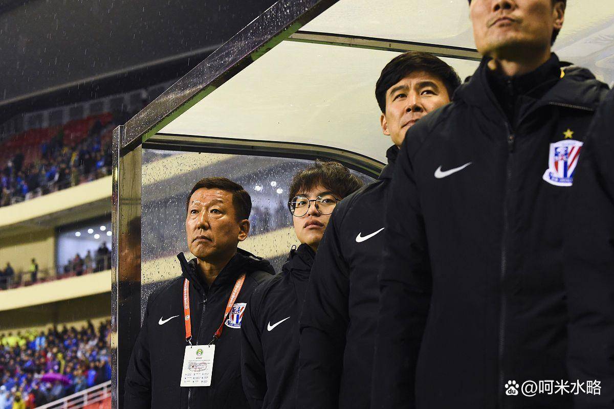 开云体育在线-东亚足球赛事中的热门对决引发热议