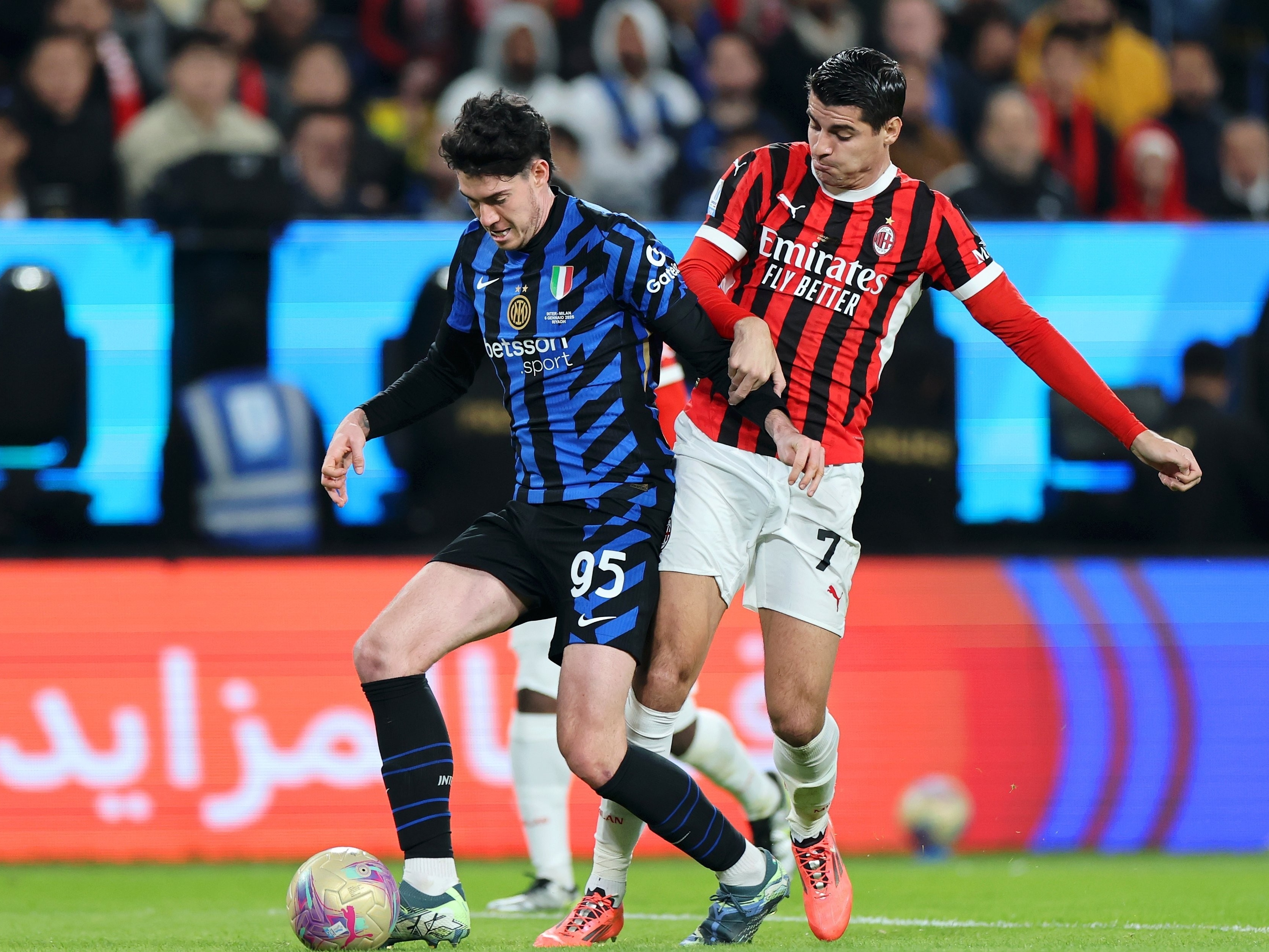 曼联客场险胜AC米兰，晋级希望再次明晰的简单介绍