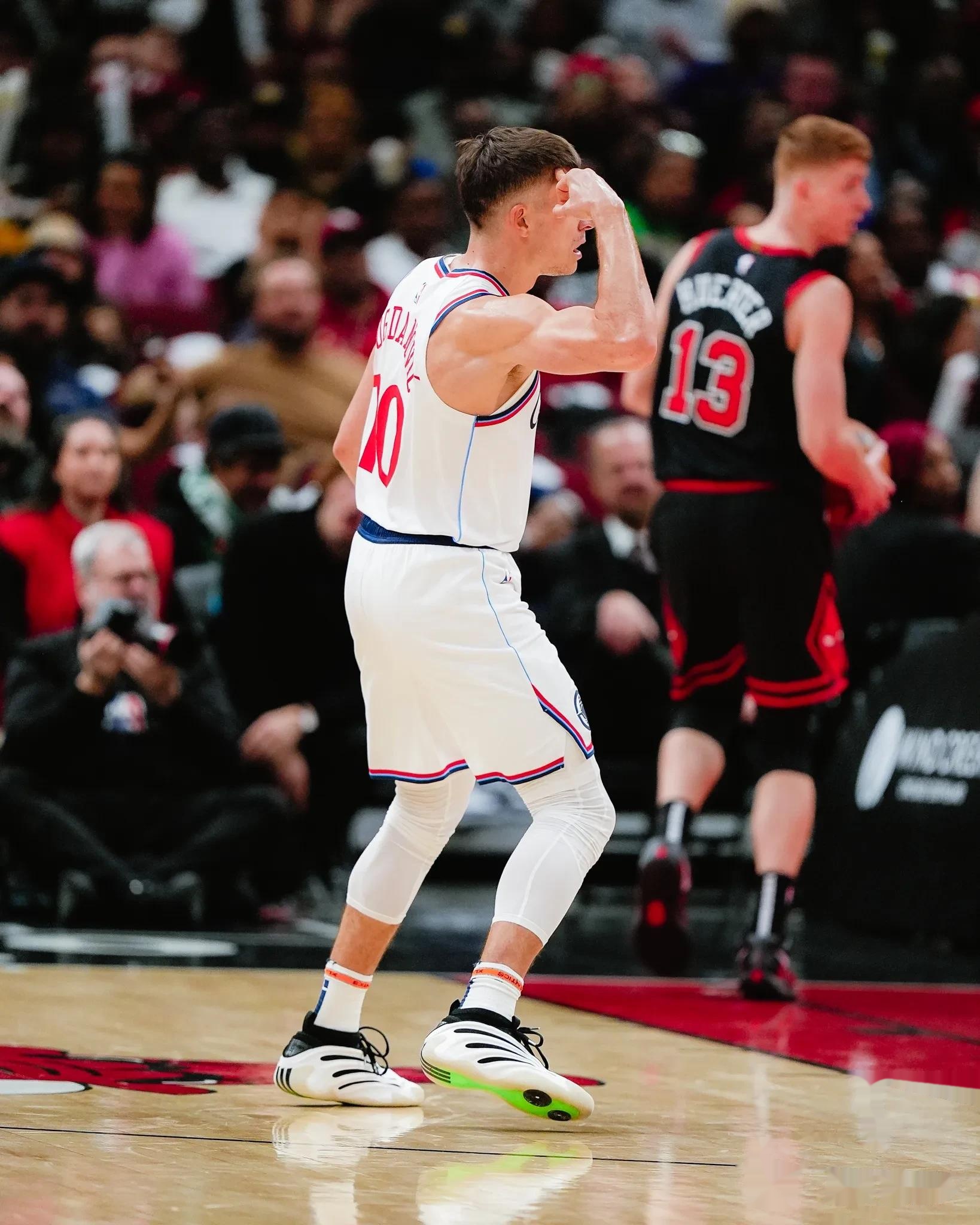 快船队实力横扫黄蜂队，豪取两连胜