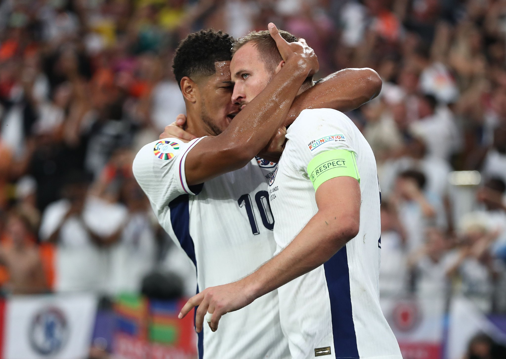 英格兰足球队赢得关键战役,深受球迷敬爱的简单介绍 英格兰足球队赢得关键战役,深受球迷敬爱的简单介绍