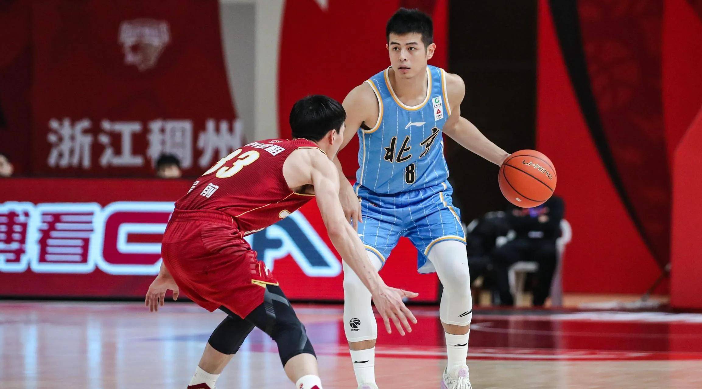 比赛过程中悬念重重，全场气氛紧张