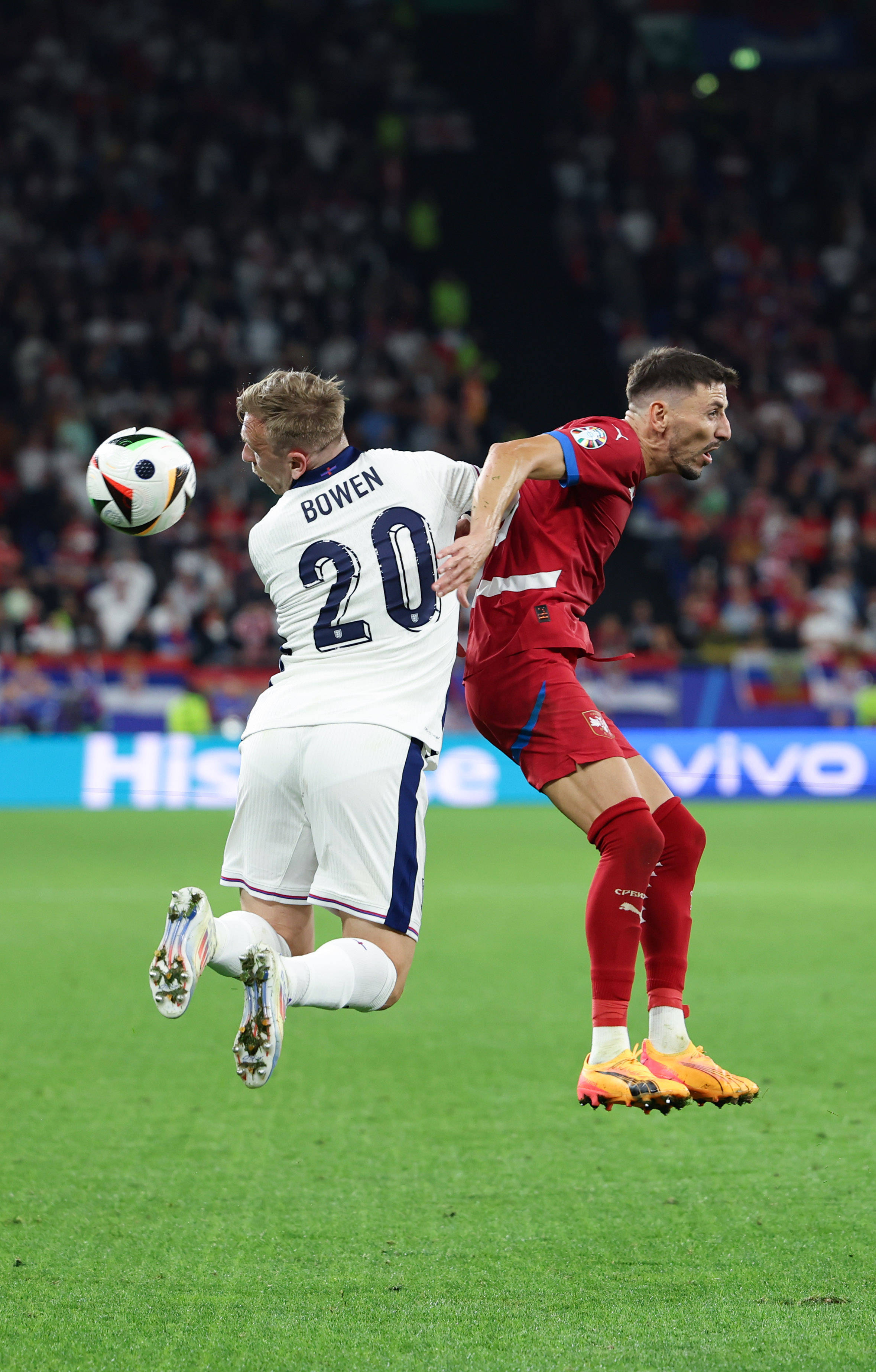 各队在欧洲足球杯赛场上争夺胜利