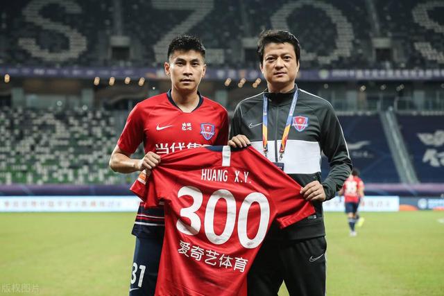 里昂主帅对球队表现感到满意，期待更好成绩的简单介绍