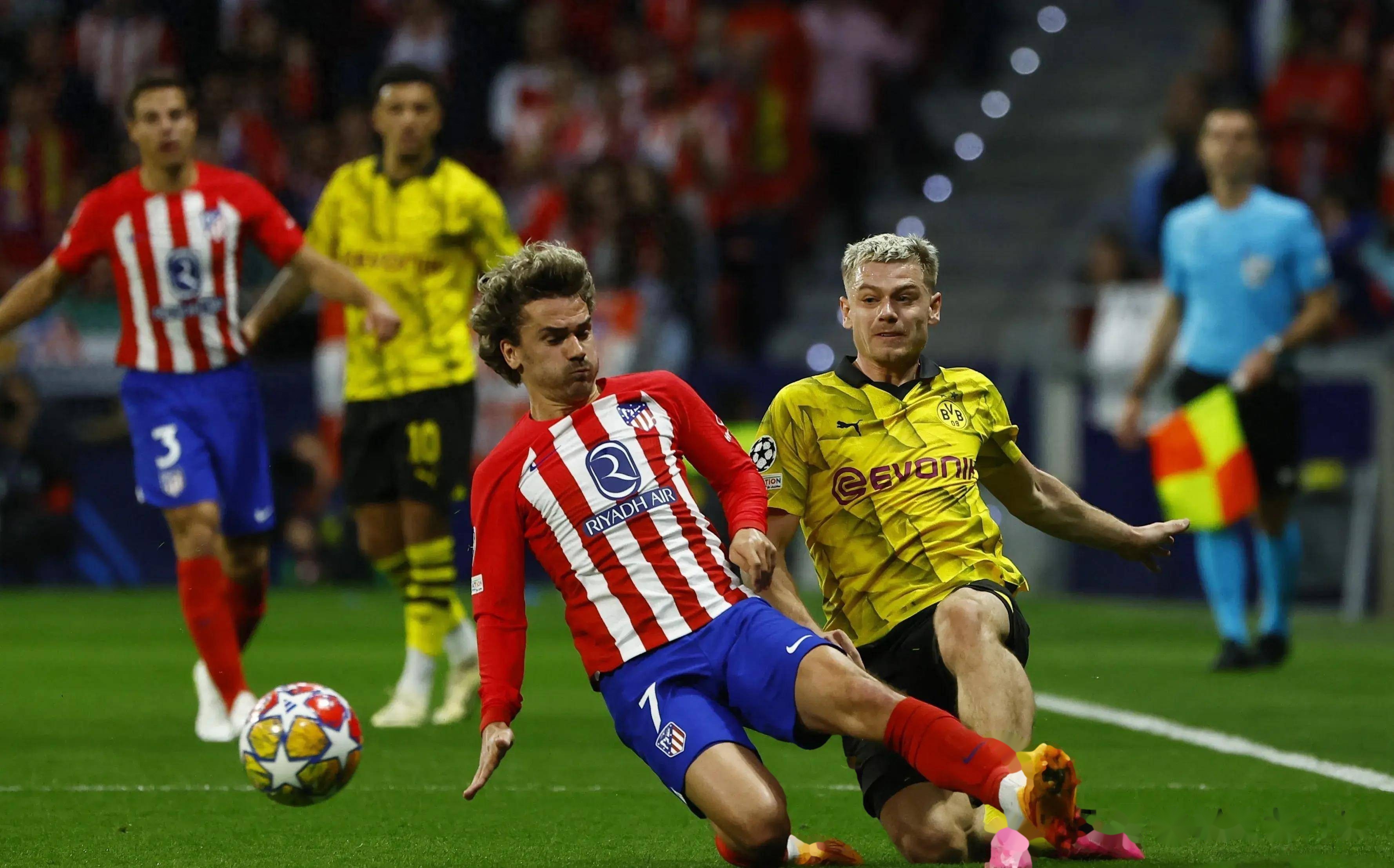 激烈较量赛场疯狂，球员全力以赴追逐胜利