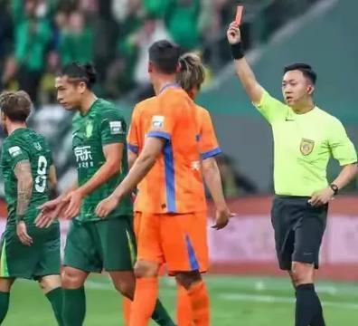 比赛中裁判判罚有争议,引发观众质疑 比赛中裁判判罚有争议,引发观众质疑