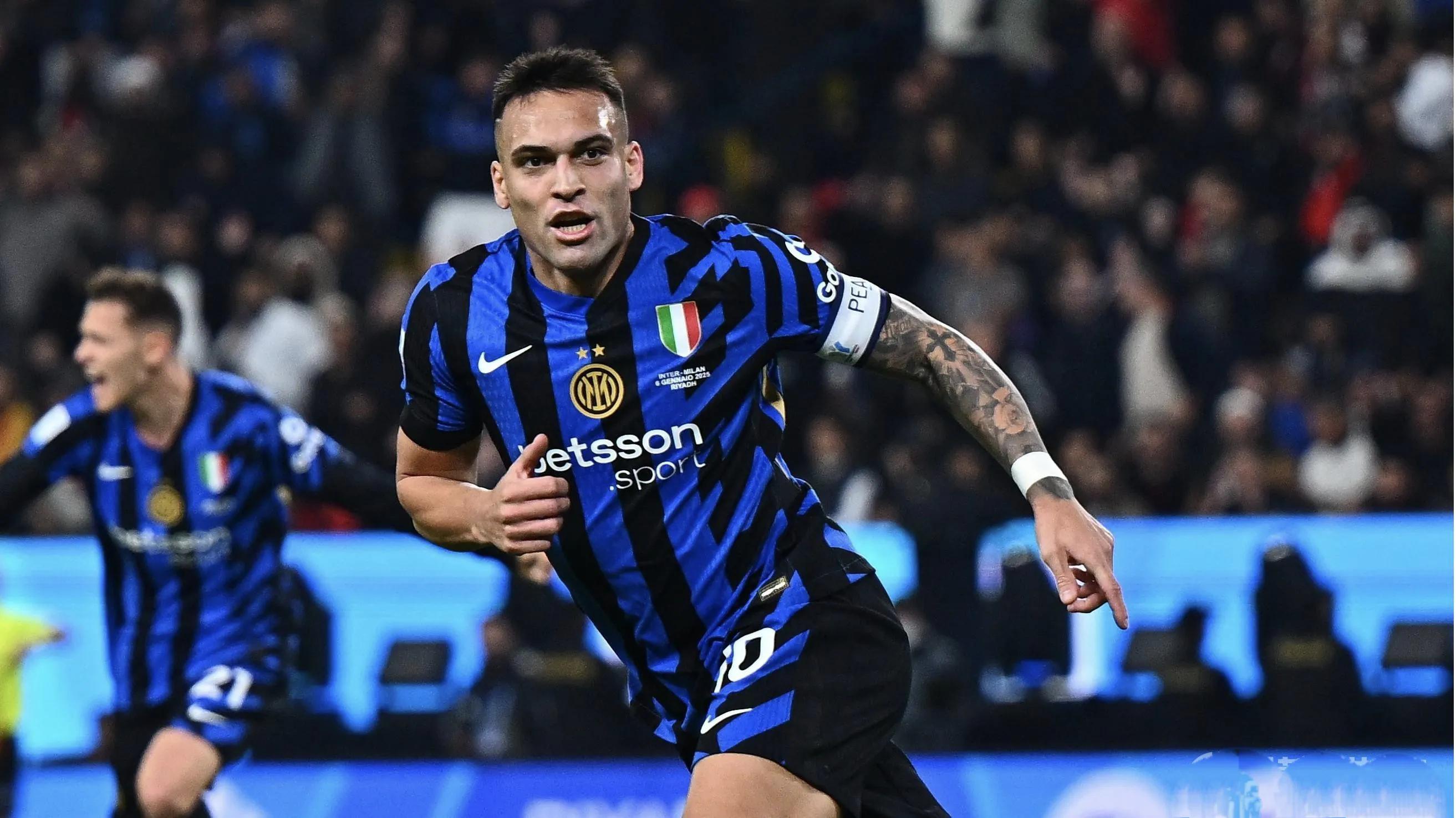 -包含AC米兰球员飒爽英姿，带领球队赢得比赛的词条