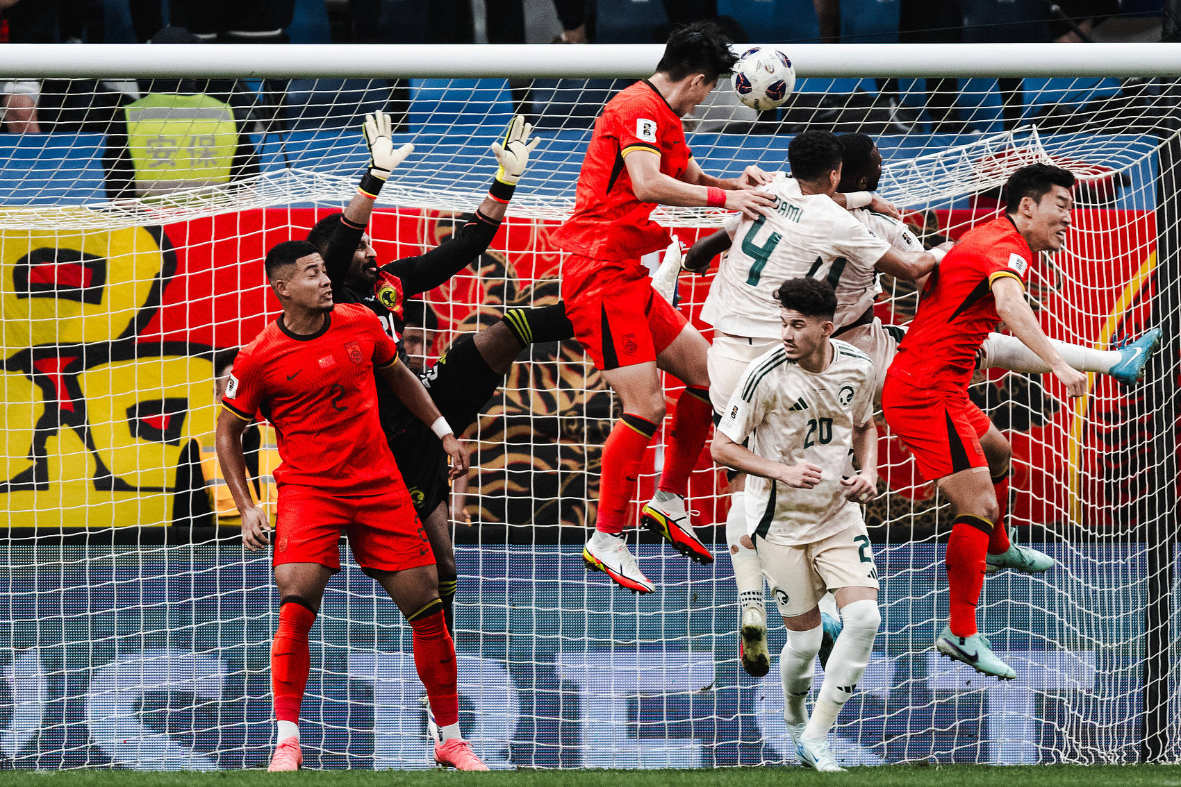 开云体育-英格兰遭遇国足击败，欧冠局势紧张