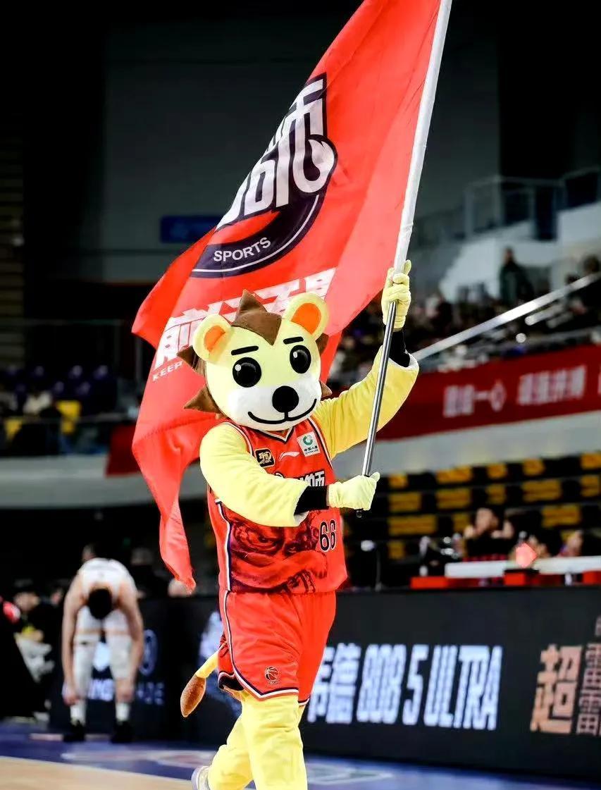 开云体育-广州男篮迎风冲刺，夺得胜利