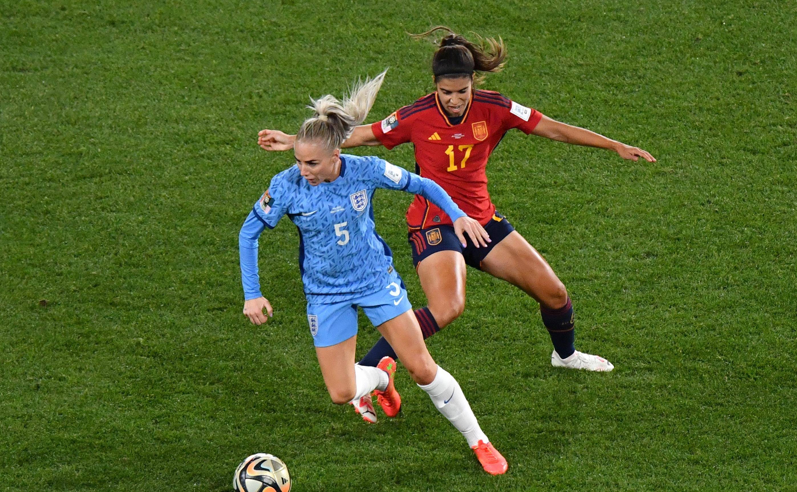 顶级足球对决女运动员精彩表现 顶级足球对决女运动员精彩表现