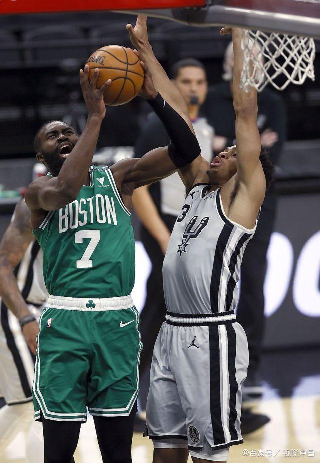 凯尔特人压倒开拓者，赢得胜利