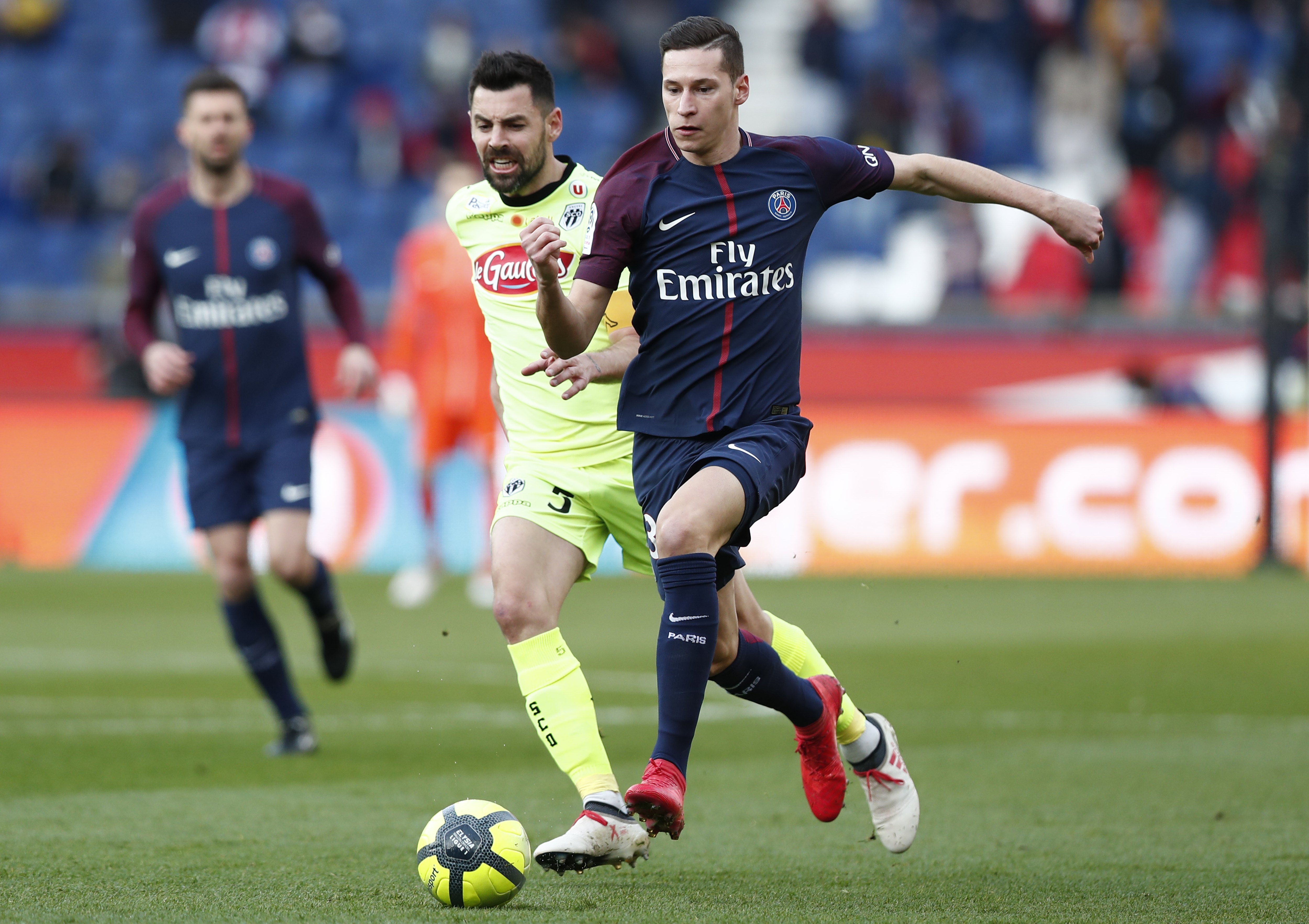 开云体育平台APP-巴黎大胜昂热，法甲豪门强势登顶