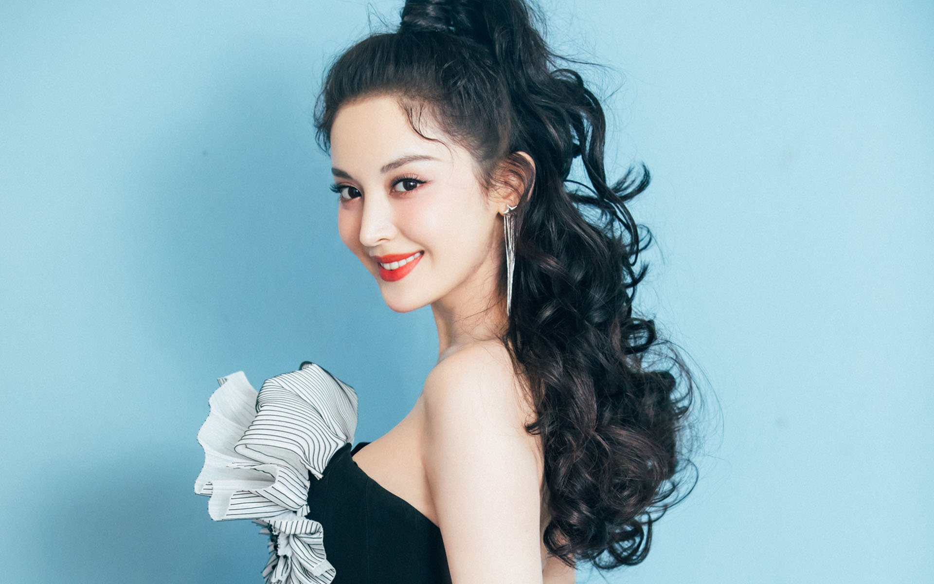 开云体育官网-小贾伦攻防两端统治比赛，篮网全面压制山西队彰显实力